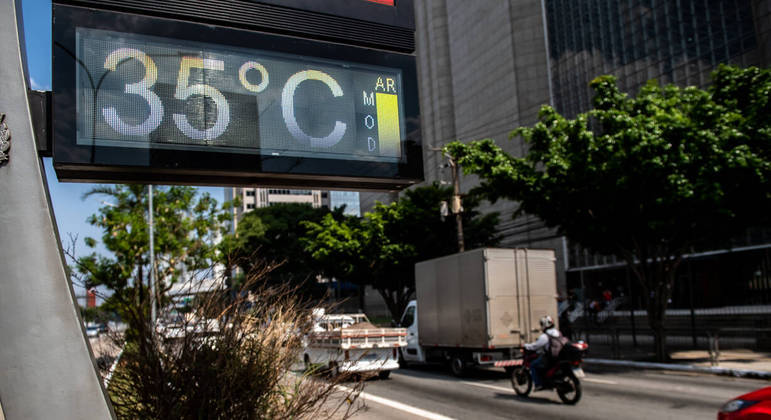 São Paulo, SP - 15.12.2023 - Calor _  Temperatura na Barra Funda, zona oeste da cidade chega a 35º pela mediação de termômetro de rua instalada na av. MarquêR7