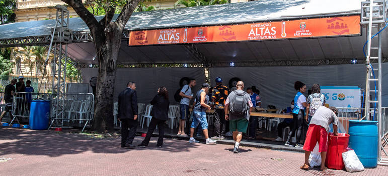 São Paulo, SP - 10.11.2023 - Calor _  Moradores da cidade de São Paulo sofrem com o calor intenso. Temperatura ultrapassam os 30º .  Prefeitura e Sabesp  distribuem copa da água e suco em postos da Praça da Sé, Praça da República e Praça Marechal Deodoro. Foto Edu Garcia/R7