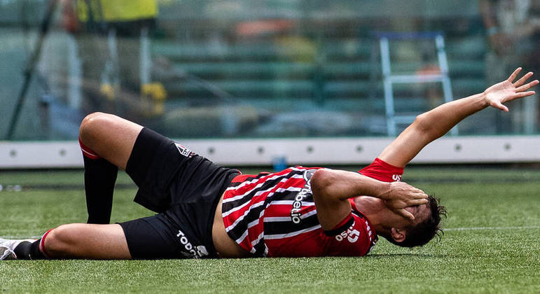 O zagueiro Ferraresi, do São Paulo, precisará passar por cirurgia para se recuperar de lesão
