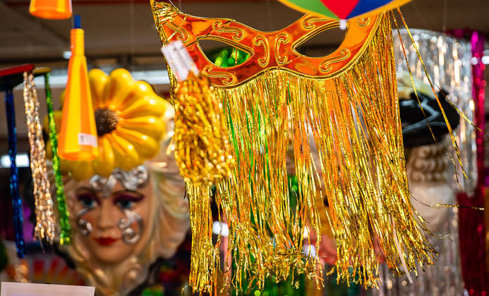 São Paulo, SP - 10.02.2023 - Carnaval _Fa ntasia  _ Rua 25 de março _  Carnaval na região da rua 25 de março aumentou o movimento de compradores nesta importante e tradicional rua de comércio da cidade. Foto Edu Garcia/R7