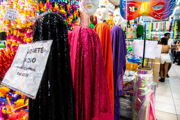 BRÁS-SP FEIRA DE RUA COM ROUPAS BARATAS