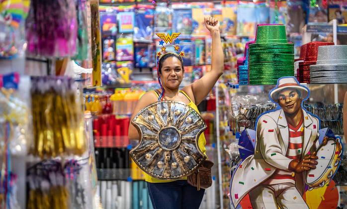 São Paulo, SP - 17.01.2023 -  Carnaval - 25 de março -  Fregueses vão para rua de comércio mais famosa de São Paulo, a 25 de março tem grande movimento na procura de produtos para o Carnaval 2023. Foto Edu Garcia/R7