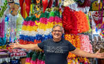 São Paulo, SP - 17.01.2023 -  Carnaval - 25 de março -  Fregueses vão para rua de comércio mais famosa de São Paulo, a 25 de março tem grande movimento na procura de produtos para o Carnaval 2023. Foto Edu Garcia/R7