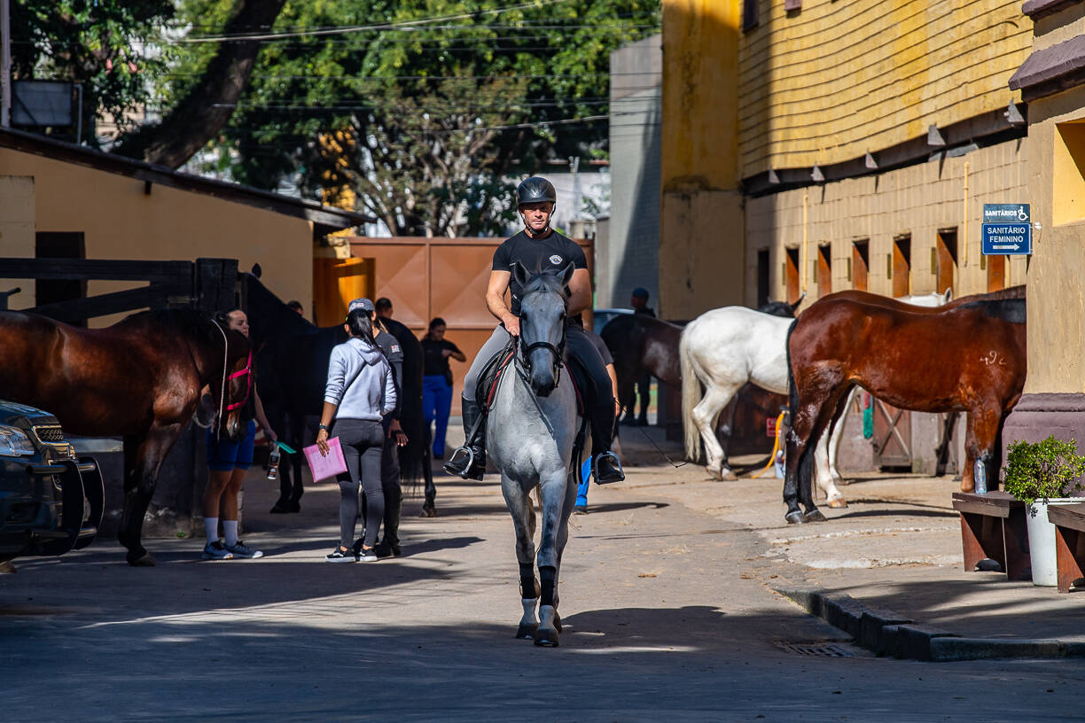 Cavalaria da PM inaugura pista Centauro de Maneabilidade a Cavalo - SSP