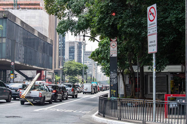 São Paulo, SP - 09.02.2022 - Placa de Trânsito _  Placa de trânsito na calçada do Parque Trianon, na av. Paulista, coberta pelas árvores. Foto  Edu Garcia/R7