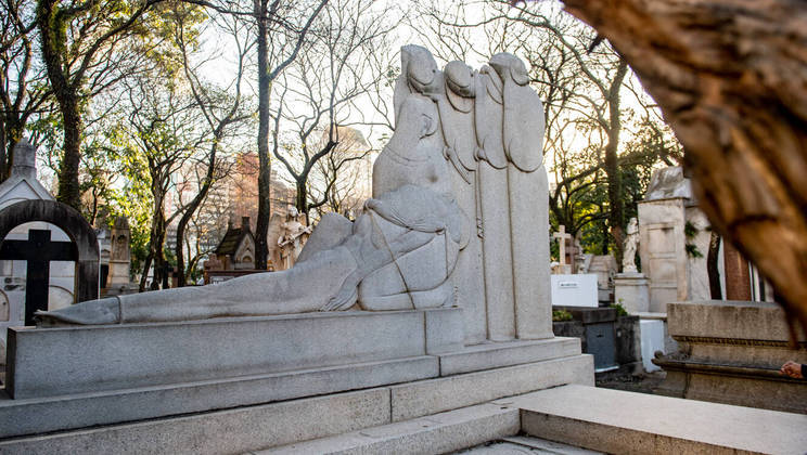 São Paulo, SP - 14.07.2023 -  Cemitério da Consolação, turismo. - Popó, ex-coveiro, conta para turistas a História do Cemitério da Consolação. Seus personagens famosos, suas esculturas, mausoléu etc. Foto Edu Garcia/R7