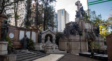 'Praça dos Três Poderes' e mausoléu da família Matarazzo