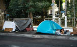 São Paulo, SP - 26.04.2022 -   Morador em situação de rua deitado ao lado de sua barraca instalada sob o minhocão na av. general Olimpio da Silveira. Foto Edu Garcia/R7