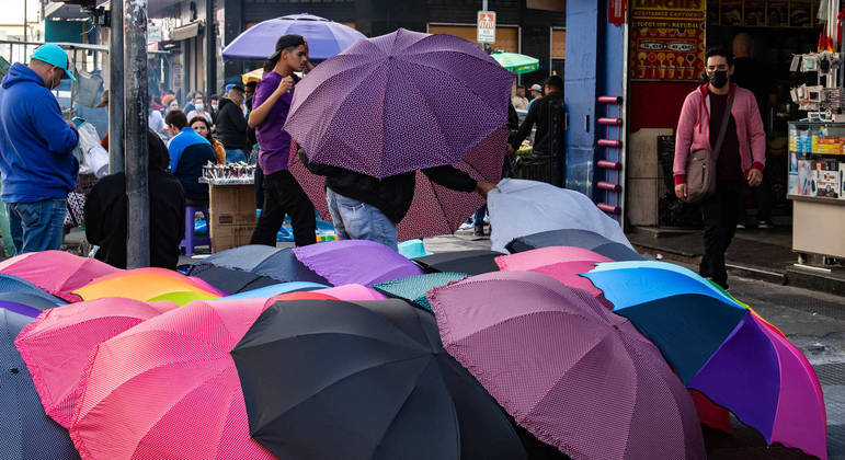 Comércio de guarda-chuva  na rua 25 de março