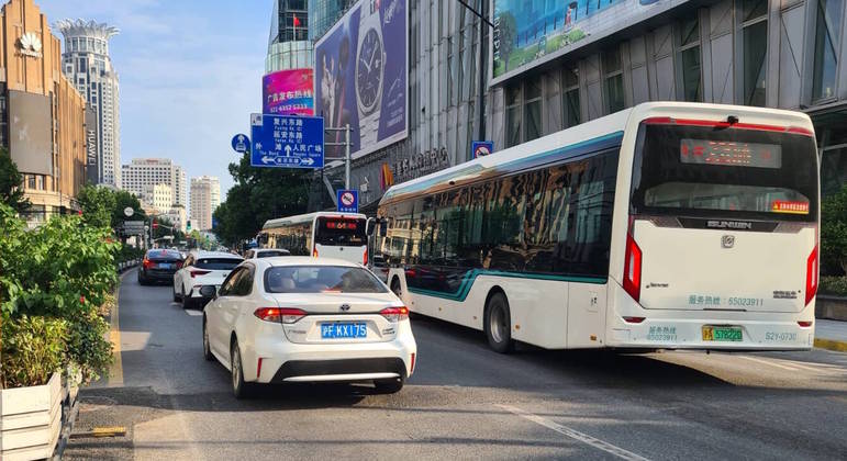 Xangai: carros e ônibus elétricos têm placa verde na China, o que garante benefícios em impostos