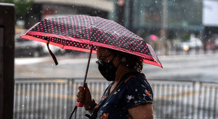 SP tem dia nublado e pancadas de chuva