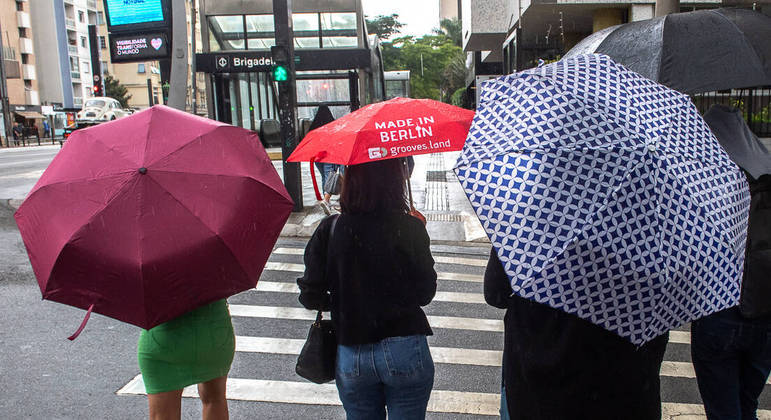 Chuvas continuam em São Paulo nesta segunda-feira (13)