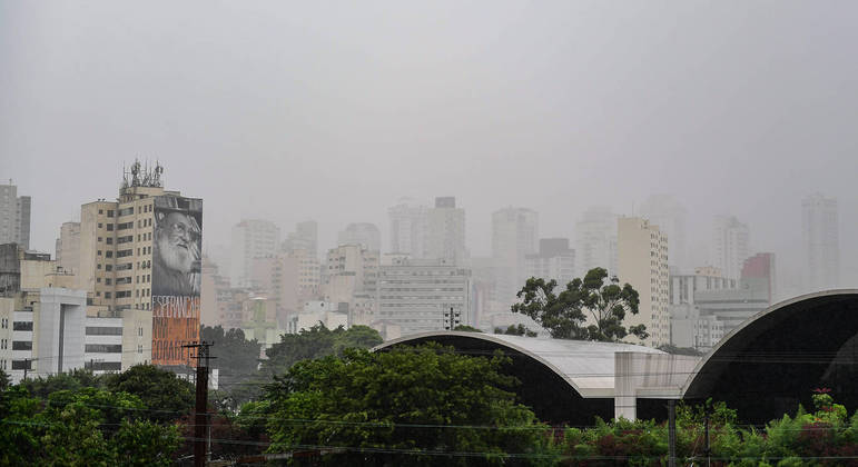 Frio e chuva predominam na capital paulista nesta terça-feira (20)