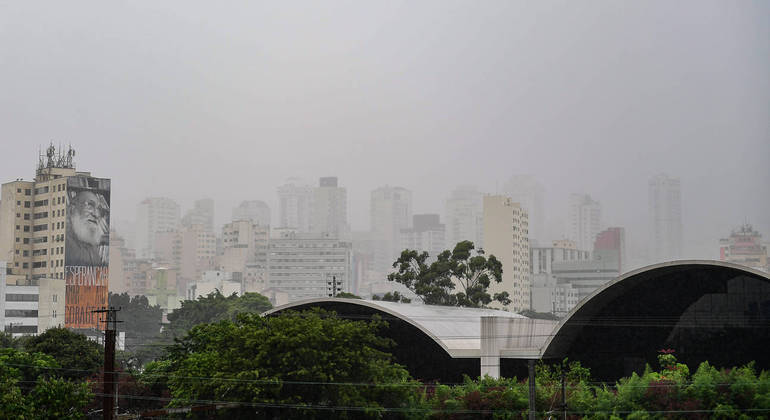 Cidade de São Paulo começa mais uma semana com previsão de pancadas de chuva