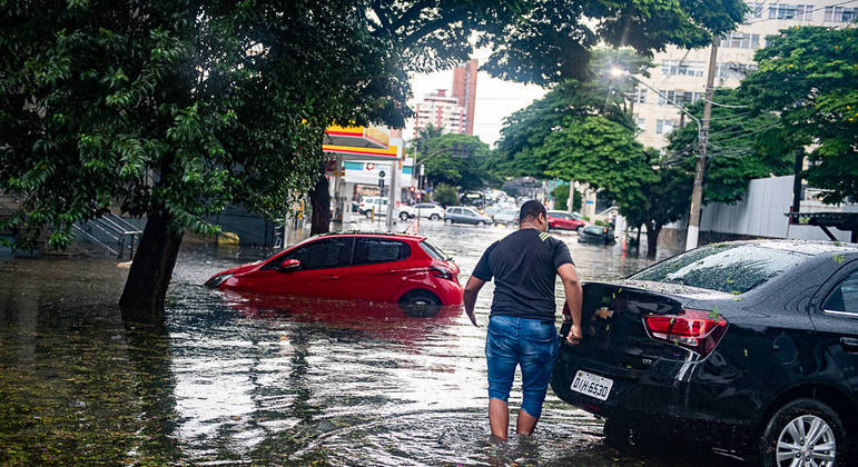 Forte chuva provoca alagamento em várias ruas na zona sul de São Paulo