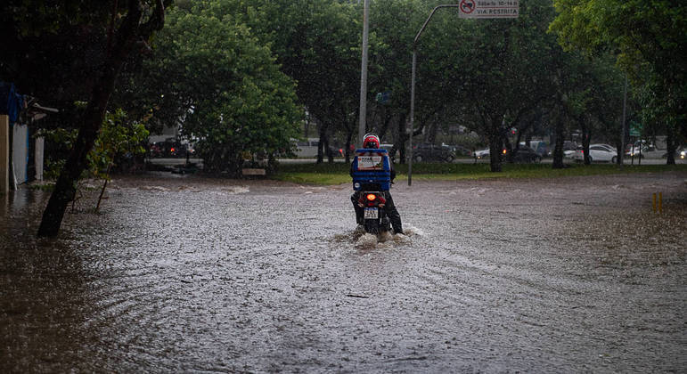 Forte chuva atinge zona sul de SP e provoca alagamento em várias ruas da região
