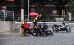 São Paulo, SP - 07.02.2023 - Chuva intensa nesta tarde de terça-feira  cai sobre a região da zona oeste da cidade provocando alagamenteo em várias ruas. Alagamento sob viaduto  Pompéia. Rua Joaquim Manuel de Macedo alagada.  Foto Edu Garcia/R7