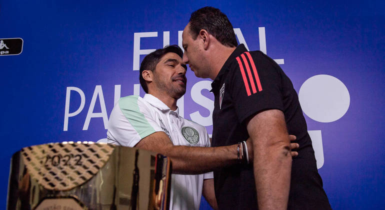 Abel Ferreira, do Palmeiras, e Rogério Ceni, do São Paulo, se cumprimentam na véspera da final