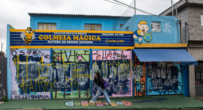 Fachada e interior da Escola de Educação Infantil Colmeia Mágica, no Jardim Formosa