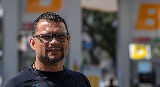 Ricardo Araújo, motorista de aplicativo, de 52 anos