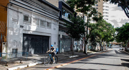 Centro velho da cidade com portas e comércio fechados