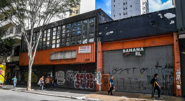 Placas de vende-se e aluga-se são comuns na região da avenida São João