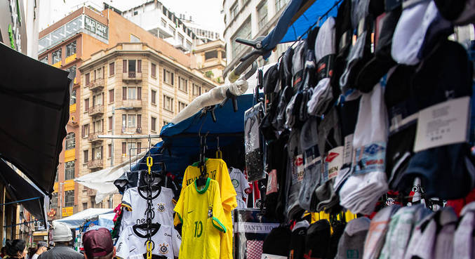Comércio popular na rua 25 de março, em São Paulo: confiança em alta
