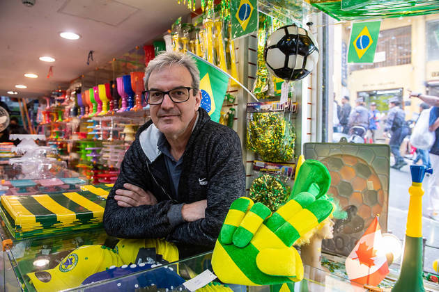 São Paulo, SP - 10.08.2022 - Comércio, 25 de março - Copa do Mundo chegou ao comércio da rua 25 de março, centro da cidade. Ambulantes, comerciantes vendem vários produtos nas cores verde e amarelo esperando um grande aumento de vendas devido ao ano de Copa do Mundo de Futebol no Catar. Foto Edu Garcia/R7