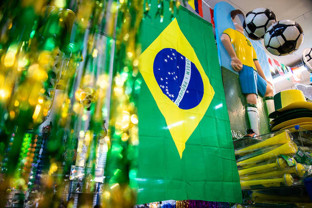 São Paulo, SP - 10.08.2022 - Comércio, 25 de março - Copa do Mundo chegou ao comércio da rua 25 de março, centro da cidade. Ambulantes, comerciantes vendem vários produtos nas cores verde e amarelo esperando um grande aumento de vendas devido ao ano de Copa do Mundo de Futebol no Catar. Foto Edu Garcia/R7
