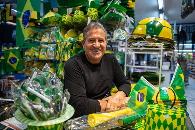 São Paulo, SP - 10.08.2022 - Comércio, 25 de março - Copa do Mundo chegou ao comércio da rua 25 de março, centro da cidade. Ambulantes, comerciantes vendem vários produtos nas cores verde e amarelo esperando um grande aumento de vendas devido ao ano de Copa do Mundo de Futebol no Catar. Foto Edu Garcia/R7