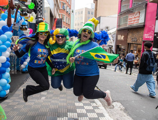 São Paulo, SP - 10.08.2022 - Comércio, 25 de março - Copa do Mundo chegou ao comércio da rua 25 de março, centro da cidade. Ambulantes, comerciantes vendem vários produtos nas cores verde e amarelo esperando um grande aumento de vendas devido ao ano de Copa do Mundo de Futebol no Catar. Foto Edu Garcia/R7