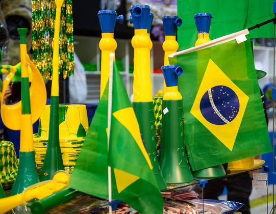 São Paulo, SP - 10.08.2022 - Comércio, 25 de março - Copa do Mundo chegou ao comércio da rua 25 de março, centro da cidade. Ambulantes, comerciantes vendem vários produtos nas cores verde e amarelo esperando um grande aumento de vendas devido ao ano de Copa do Mundo de Futebol no Catar. Foto Edu Garcia/R7