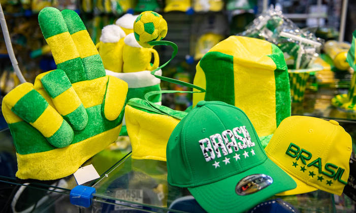 São Paulo, SP - 10.08.2022 - Comércio, 25 de março - Copa do Mundo chegou ao comércio da rua 25 de março, centro da cidade. Ambulantes, comerciantes vendem vários produtos nas cores verde e amarelo esperando um grande aumento de vendas devido ao ano de Copa do Mundo de Futebol no Catar. Foto Edu Garcia/R7