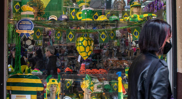 A rua 25 de Março, no centro de São Paulo, é o maior comércio de rua da América Latina e deve ver o consumo crescer com a chegada da Copa do Mundo