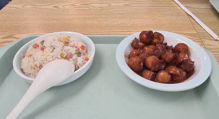 Arroz e barriga de porco ensopada com ovos de codorna