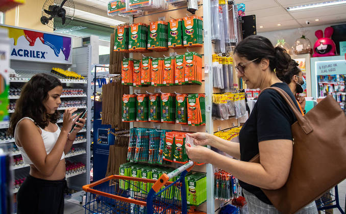 São Paulo, SP - Compra de Material Escolar - Pais e filhos na loja da Lapapel, Lapa, papelaria tradicional da zona oeste para compra de material escolar. Foto Edu Garcia/R7