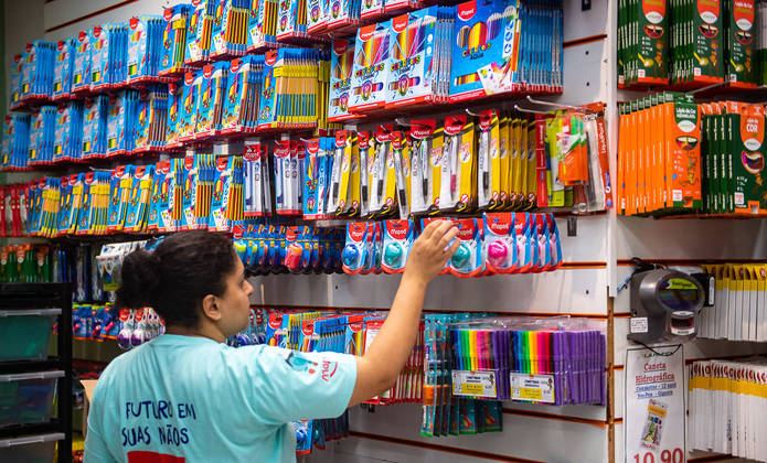 São Paulo, SP - Compra de Material Escolar - Pais e filhos na loja da Lapapel, Lapa, papelaria tradicional da zona oeste para compra de material escolar. Foto Edu Garcia/R7