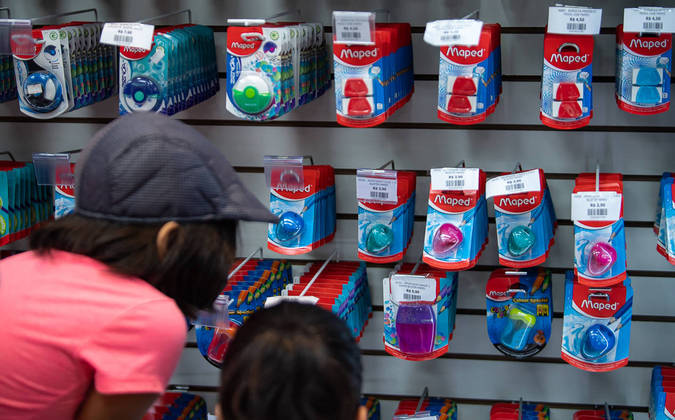 São Paulo, SP - Compra de Material Escolar - Pais e filhos na loja da Lapapel, Lapa, papelaria tradicional da zona oeste para compra de material escolar. Foto Edu Garcia/R7