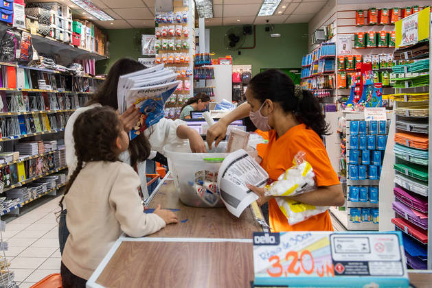 São Paulo, SP - Compra de Material Escolar - Pais e filhos na loja da Lapapel, Lapa, papelaria tradicional da zona oeste para compra de material escolar. Foto Edu Garcia/R7