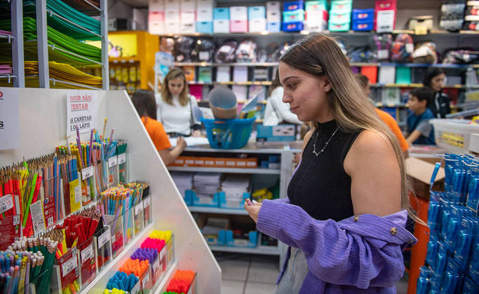 São Paulo, SP - Compra de Material Escolar - Pais e filhos na loja da Lapapel, Lapa, papelaria tradicional da zona oeste para compra de material escolar. Foto Edu Garcia/R7