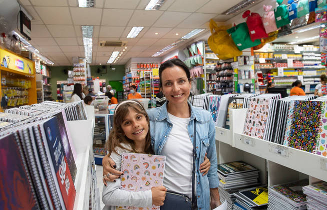 São Paulo, SP - Compra de Material Escolar - Pais e filhos na loja da Lapapel, Lapa, papelaria tradicional da zona oeste para compra de material escolar. Foto Edu Garcia/R7