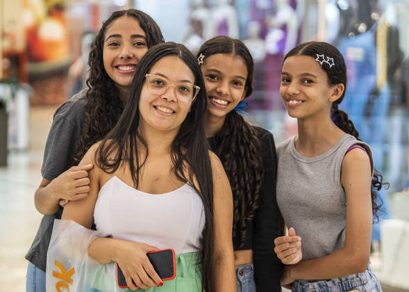 São Paulo, SP - 21.12.2023 - Compras de Natal - Movimentação de consumidores para últimas compras para comemorar o Natal no Shopping D, zona norte da Cidade. Foto Edu Garcia/R7 
