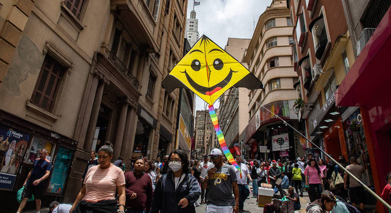 A Rua 25 de Março, em São Paulo, lotada para as compras de final de ano
