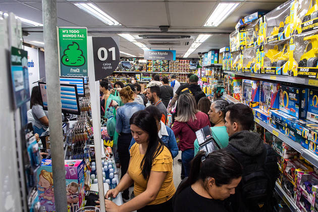 São Paulo, SP 21.12.2022 - Compras de Natal _ 25 de março - Tradicional rua de comércio popular fica lotada de consumidores para as comprar dos presentes para o Natal de 2022. Foto Edu Garcia/R7