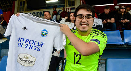 Gabriel morou na Rússia durante seis anos e trouxe a camisa do seu clube de coração no país, o Avangard Kursk, da terceira divisão
