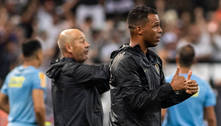 Fernando Lázaro diz que trabalho no Corinthians vem 'ganhando consistência'