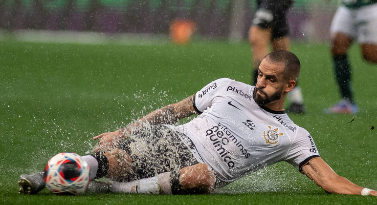 Renato Augusto foi substitu&iacute;do com dores no joelho direito, mas n&atilde;o preocupa