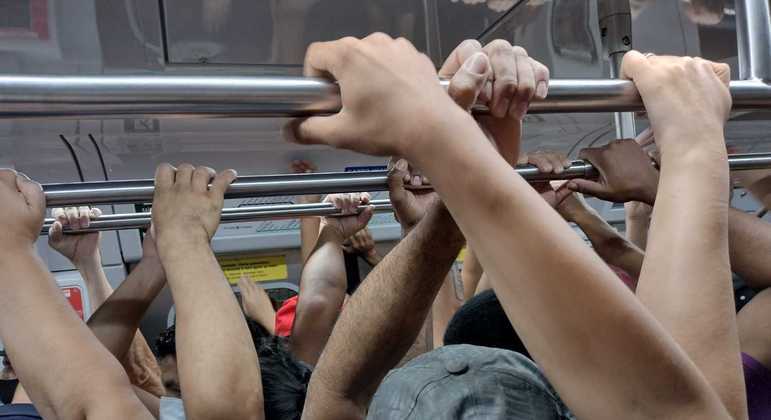 Linha 7-Rubi da CPTM: trem com destino à estação Jundiaí completamente lotado