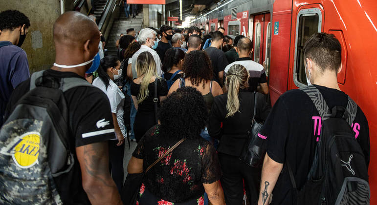 Aglomeração de passageiros na estação  Júlio Prestes da linha 8-Diamante