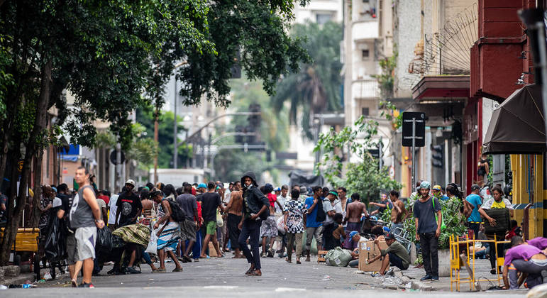 Usuários de crack se deslocam pelas ruas do centro de São Paulo